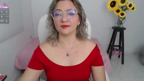 Snapshot of lilly_milf chatting on 09-21-25, 02:08 Lilly online show from 09-21-25, 02:08