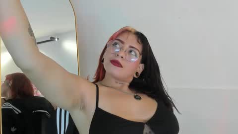 L i l y online show from 10-10-25, 07:57