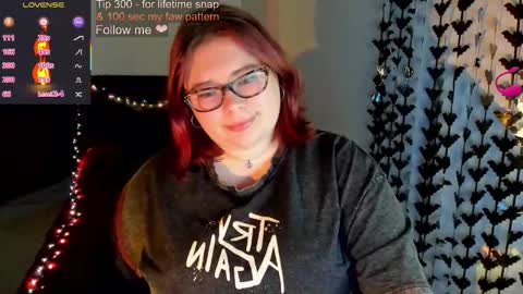 Snapshot of lily_lu_one chatting on 10-11-25, 10:30 Elina online show from 10-11-25, 10:30