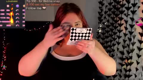 Snapshot of lily_lu_one chatting on 10-12-25, 10:20 Elina online show from 10-12-25, 10:20