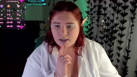 Snapshot of lily_lu_one chatting on 10-28-25, 11:29 Elina online show from 10-28-25, 11:29