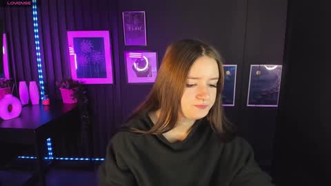 Snapshot of lily_moonlight chatting on 12-12-24, 06:47 Lily online show from 12-12-24, 06:47