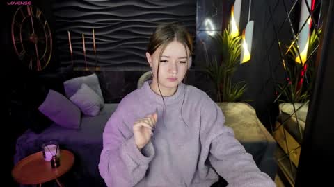 Snapshot of lily_moonlight chatting on 12-26-24, 07:45 Lily online show from 12-26-24, 07:45