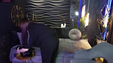 Snapshot of lily_moonlight chatting on 02-01-25, 06:54 Lily online show from 02-01-25, 06:54