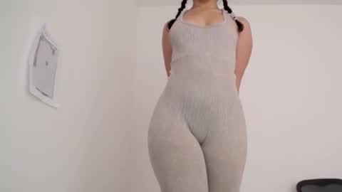 Snapshot of lily_robertss_ chatting on 03-26-26, 02:55 Lily Roberts online show from 03-26-26, 02:55