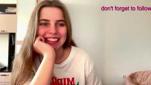 Snapshot of lily_smily chatting on 12-18-24, 11:24 Lily online show from 12-18-24, 11:24