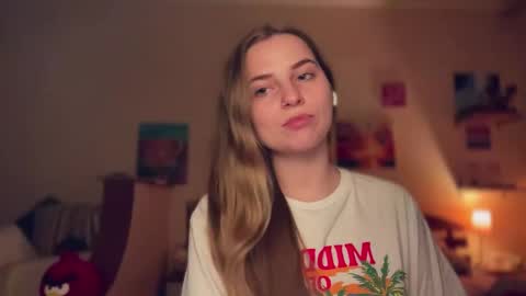 Snapshot of lily_smily chatting on 10-28-25, 11:29 Lily online show from 10-28-25, 11:29