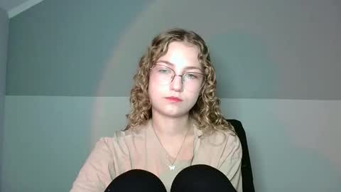 small lily online show from 09-08-25, 03:22