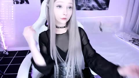 Snapshot of lily_weep chatting on 09-13-25, 02:44 Lily online show from 09-13-25, 02:44