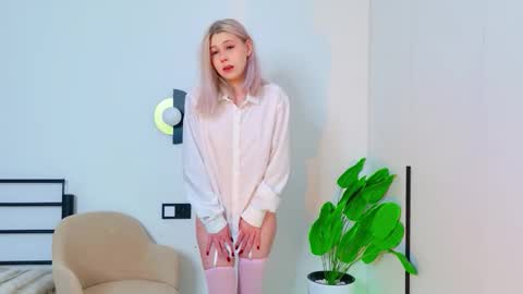 Snapshot of lilylumina_ chatting on 03-23-26, 02:37 Lily online show from 03-23-26, 02:37