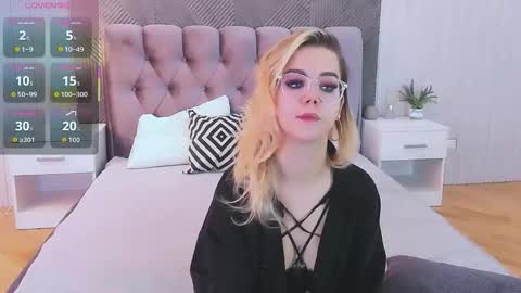 Snapshot of lilyrabbit chatting on 10-17-25, 05:54 Rose online show from 10-17-25, 05:54