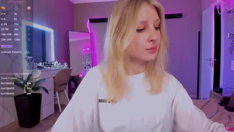 Snapshot of lilyvibe chatting on 02-08-25, 10:08 Lily online show from 02-08-25, 10:08