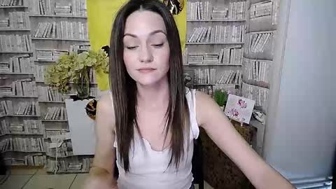 Lina online show from 10-17-25, 07:33