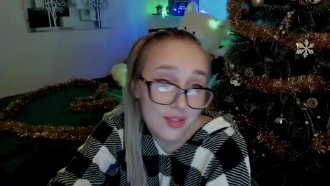 Snapshot of linatruly chatting on 12-23-24, 11:17 Lina online show from 12-23-24, 11:17