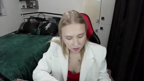 Snapshot of linatruly chatting on 09-08-25, 09:58 Lina online show from 09-08-25, 09:58