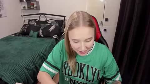 Snapshot of linatruly chatting on 09-15-25, 09:37 Lina online show from 09-15-25, 09:37