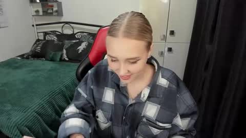 Snapshot of linatruly chatting on 09-18-25, 09:39 Lina online show from 09-18-25, 09:39