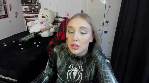 Snapshot of linatruly chatting on 10-30-25, 12:34 Lina online show from 10-30-25, 12:34