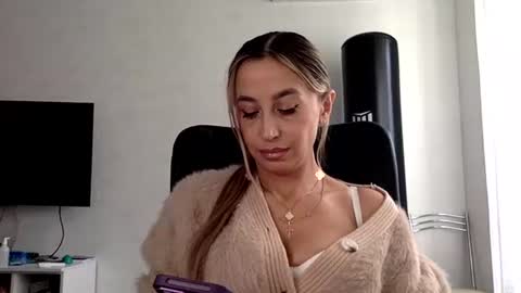 Snapshot of linavora chatting on 11-21-25, 11:20 linavora online show from 11-21-25, 11:20