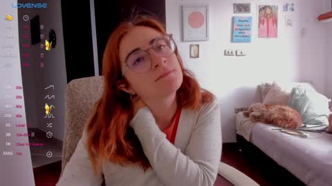 Snapshot of linda_giggle chatting on 12-19-24, 03:19 Giggles online show from 12-19-24, 03:19