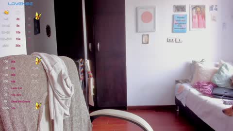 Snapshot of linda_giggle chatting on 01-10-25, 02:13 Giggles online show from 01-10-25, 02:13