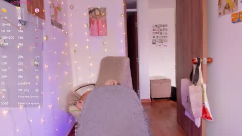 Snapshot of linda_giggle chatting on 09-18-25, 02:19 Giggles online show from 09-18-25, 02:19