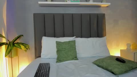 L I N D A online show from 11-22-25, 03:49