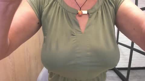 Snapshot of lindahottie chatting on 02-26-26, 01:32 Linda online show from 02-26-26, 01:32