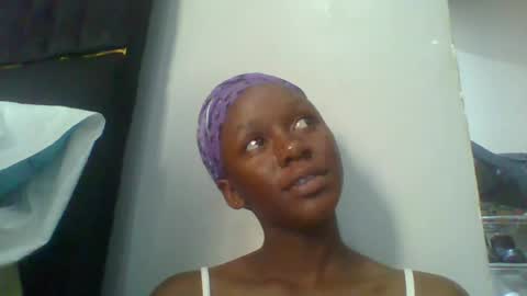 Snapshot of lindalovebird chatting on 06-16-26, 12:52 lindalovebird online show from 06-16-26, 12:52