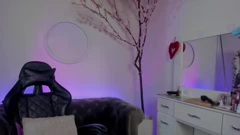 Lindsay    online show from 10-03-25, 09:12