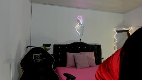 Snapshot of lindsay_tay chatting on 04-12-26, 03:22 Linda online show from 04-12-26, 03:22