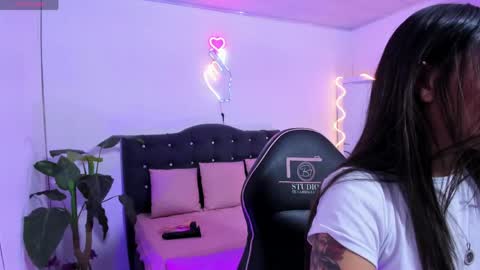 Snapshot of lindsay_tay chatting on 04-25-26, 03:42 Linda online show from 04-25-26, 03:42