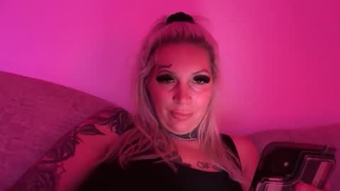 Lindzay online show from 11-03-25, 01:19