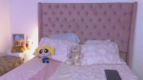 Snapshot of linoshka_1 chatting on 10-16-25, 08:43 Luciana online show from 10-16-25, 08:43