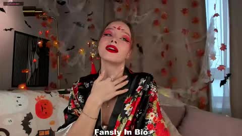 Lina online show from 10-28-25, 02:37