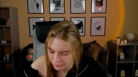 Snapshot of lisa_mitchel chatting on 10-27-25, 02:26 Lisa online show from 10-27-25, 02:26