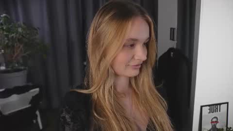 Snapshot of lisa_schiele chatting on 10-21-25, 08:20 Elisabeth or Lisa online show from 10-21-25, 08:20