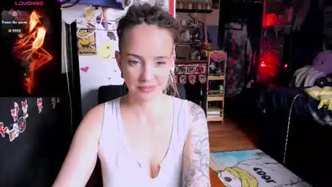 Snapshot of lisafoxy_y chatting on 06-20-26, 06:05 Lisa online show from 06-20-26, 06:05