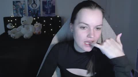 Snapshot of little__flowers chatting on 03-20-26, 09:03 little__flowers online show from 03-20-26, 09:03