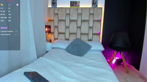 Sophie ---- connected from 1400 to 2100 Colombia time online show from 03-25-26, 09:10