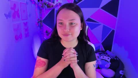 Snapshot of little_emma0 chatting on 05-19-26, 04:46 Carol online show from 05-19-26, 04:46