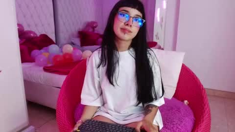 Snapshot of little_paulette chatting on 03-07-26, 03:58 Paulette online show from 03-07-26, 03:58