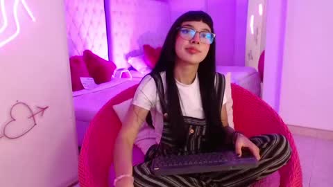 Snapshot of little_paulette chatting on 05-08-26, 03:45 Paulette online show from 05-08-26, 03:45