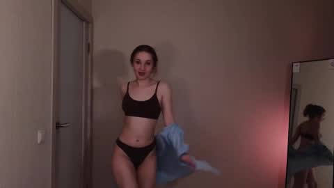 Snapshot of little_pretty_woman chatting on 10-23-25, 06:50 little_pretty_woman online show from 10-23-25, 06:50