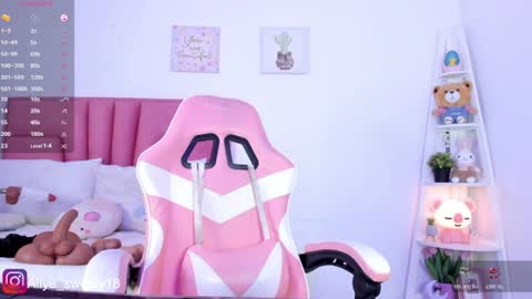 Snapshot of little_sweety_18_ chatting on 06-25-26, 05:12 Aliye online show from 06-25-26, 05:12