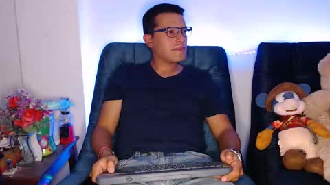 Snapshot of littledicklatin chatting on 03-16-26, 03:45 Manu online show from 03-16-26, 03:45