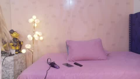 Snapshot of littleebonymommy chatting on 04-22-26, 02:36 Tania online show from 04-22-26, 02:36