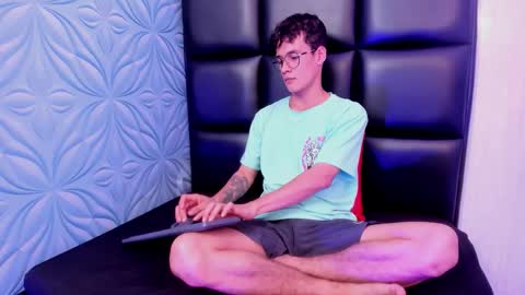 Snapshot of littlemax23 chatting on 09-09-25, 12:05 MAX online show from 09-09-25, 12:05