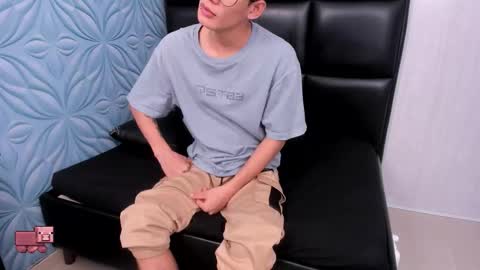 Snapshot of littlemax23 chatting on 09-21-25, 11:23 MAX online show from 09-21-25, 11:23