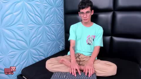 Snapshot of littlemax23 chatting on 09-24-25, 12:30 MAX online show from 09-24-25, 12:30